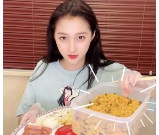 看完关晓彤一日食谱才明白,又瘦又美是有代价的,网友:不配吃饭