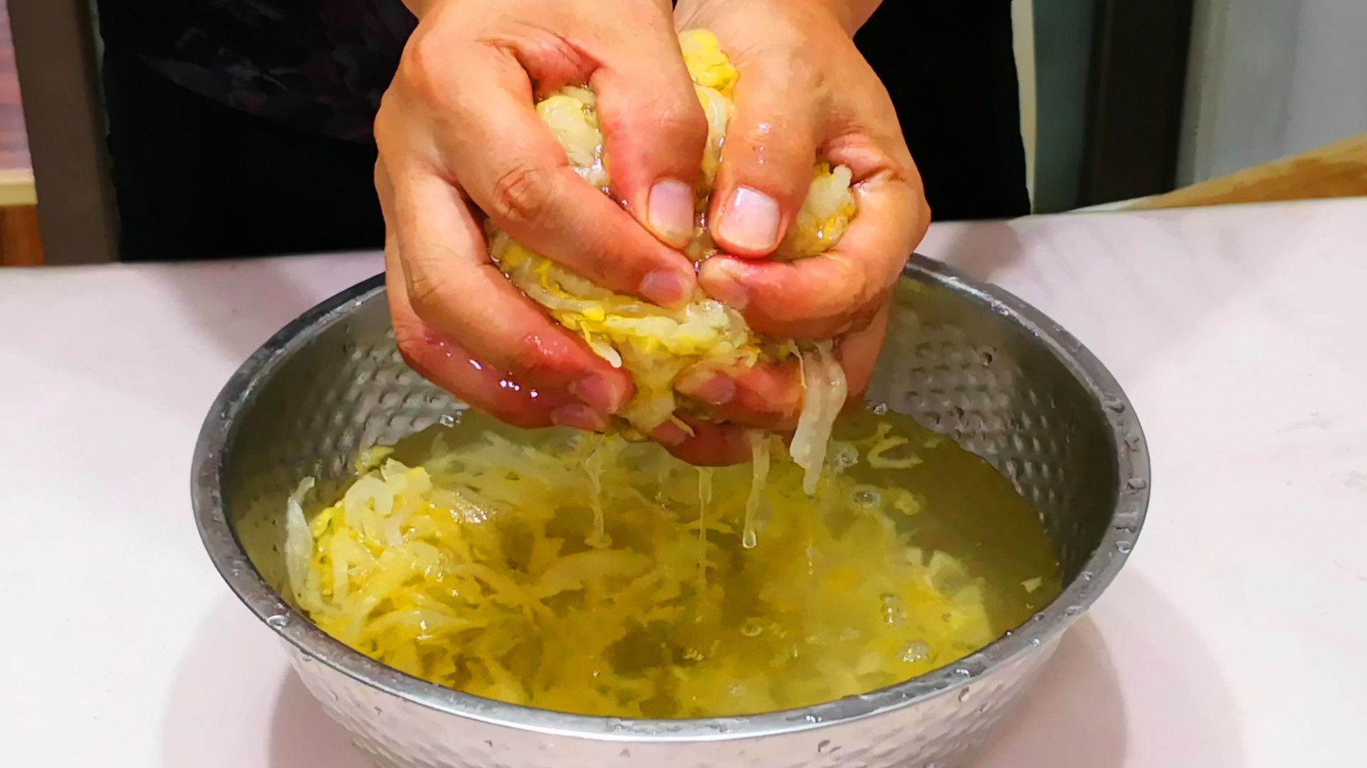  饺子|酸菜饺子好吃有诀窍，只需学会如此调馅，酸菜没异味，味道格外香