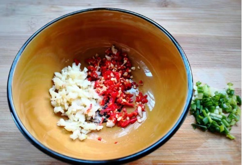  教学|教学每天一道菜，黄瓜拌皮蛋的做法，一碗料汁就够了