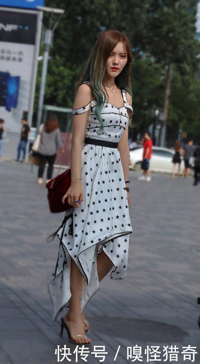街拍美女:白色吊带裙子,美丽的姿态令人羡慕
