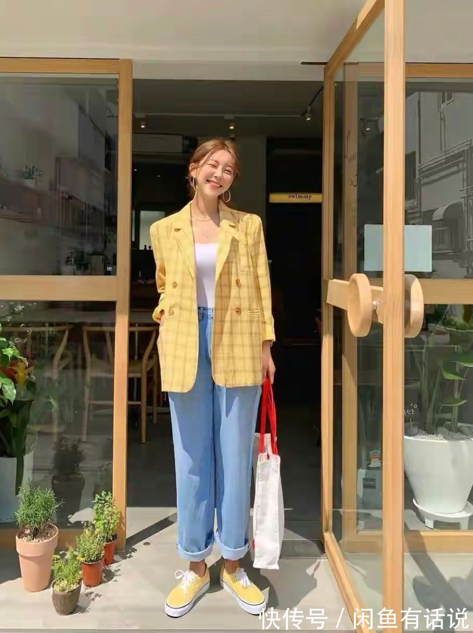 穿搭 春天穿西装该配裤子还是裙子?看韩国博主示范就知道,差别有点大