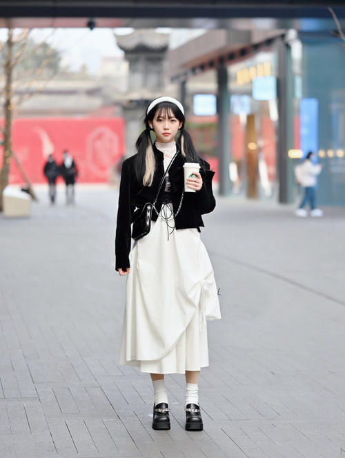 不能小看白色的裙子，早春搭配离不开，轻松穿出女神气质