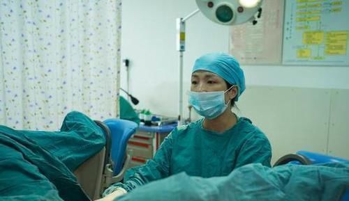 宝妈|90后宝妈被推进产房后,医生的问题让她懵了,护士赶紧去通知家属