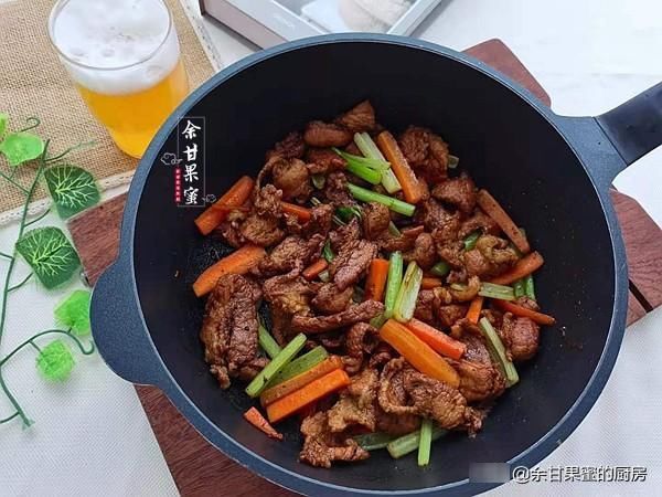 胡萝卜|见到这肉我就买，切片加香料腌一腌，入锅不用加水，上桌就被夸
