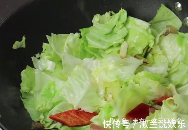 手撕包菜很多人做错了，厨师长教我的技巧，比吃肉还香，超下饭