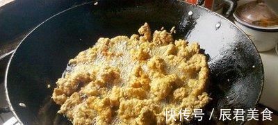 炸酥肉时,别直接用面粉了!教你正确方法,外酥里嫩,吃着香