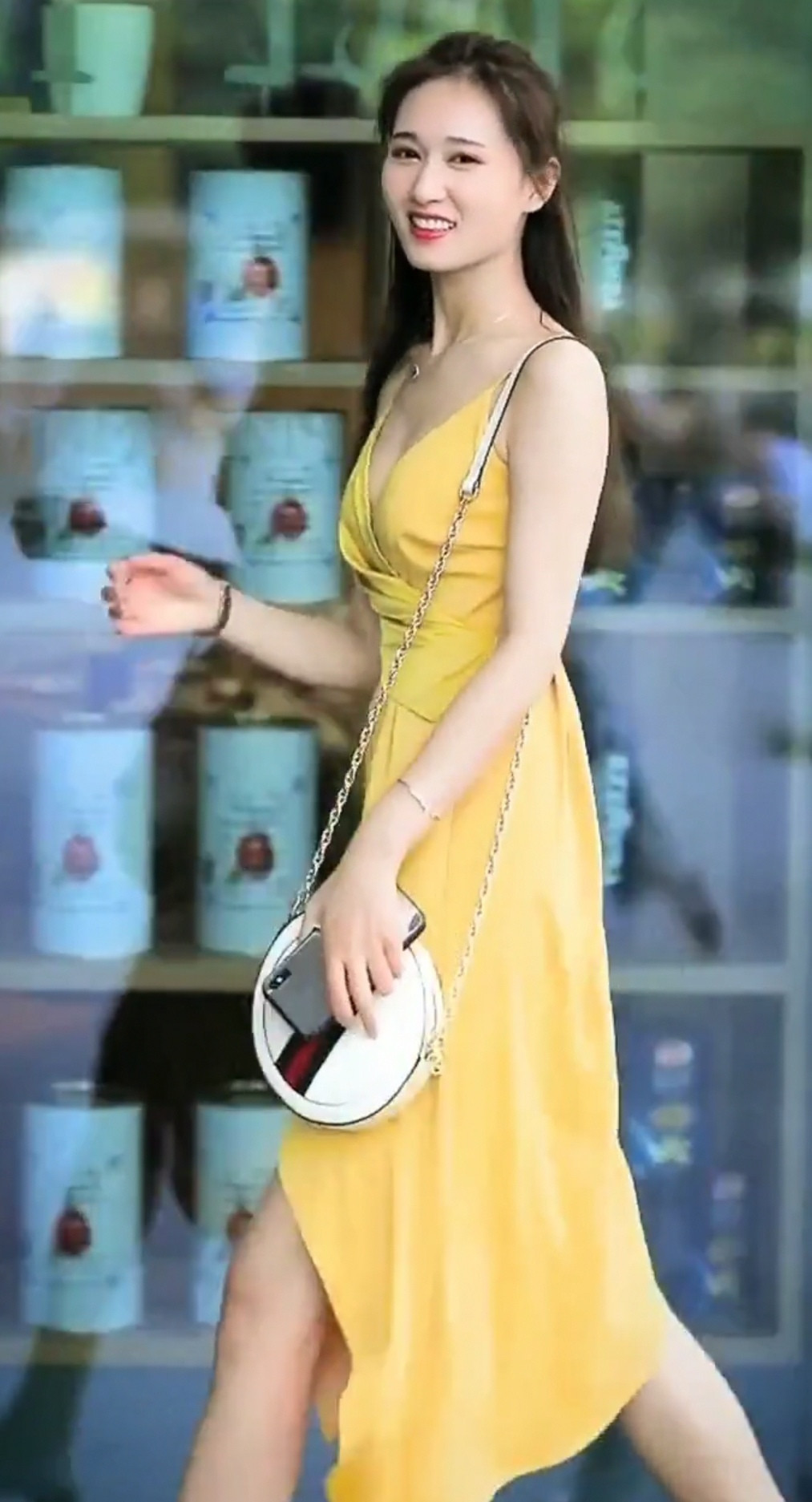 连衣裙 路人街拍, 穿宽松的衬衫连衣裙的女生看过来, 这样穿是真的美