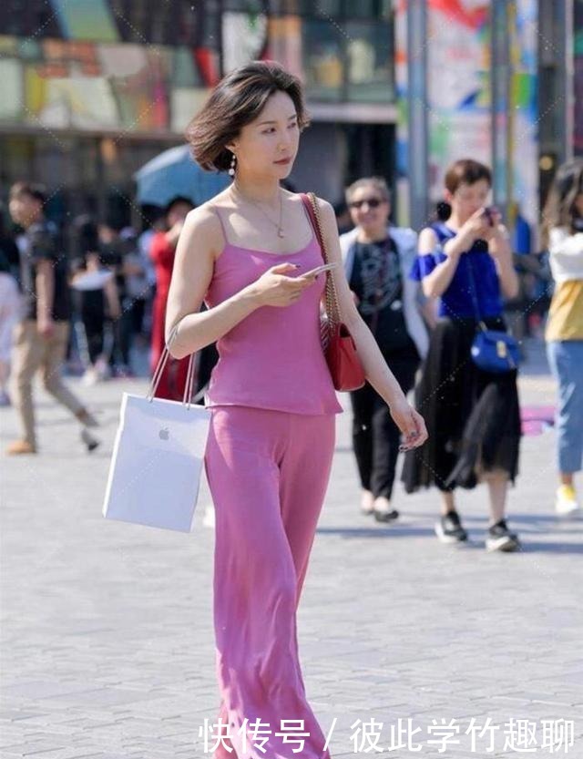 女人30+又如何?搭配粉色系衣服,清爽减龄,穿出少女感