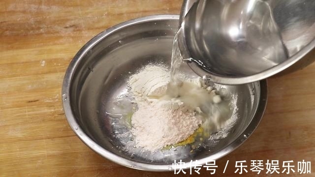 食用油|这个素锅贴我家一周吃三次,口感鲜香又酥脆,调好面糊才是关键
