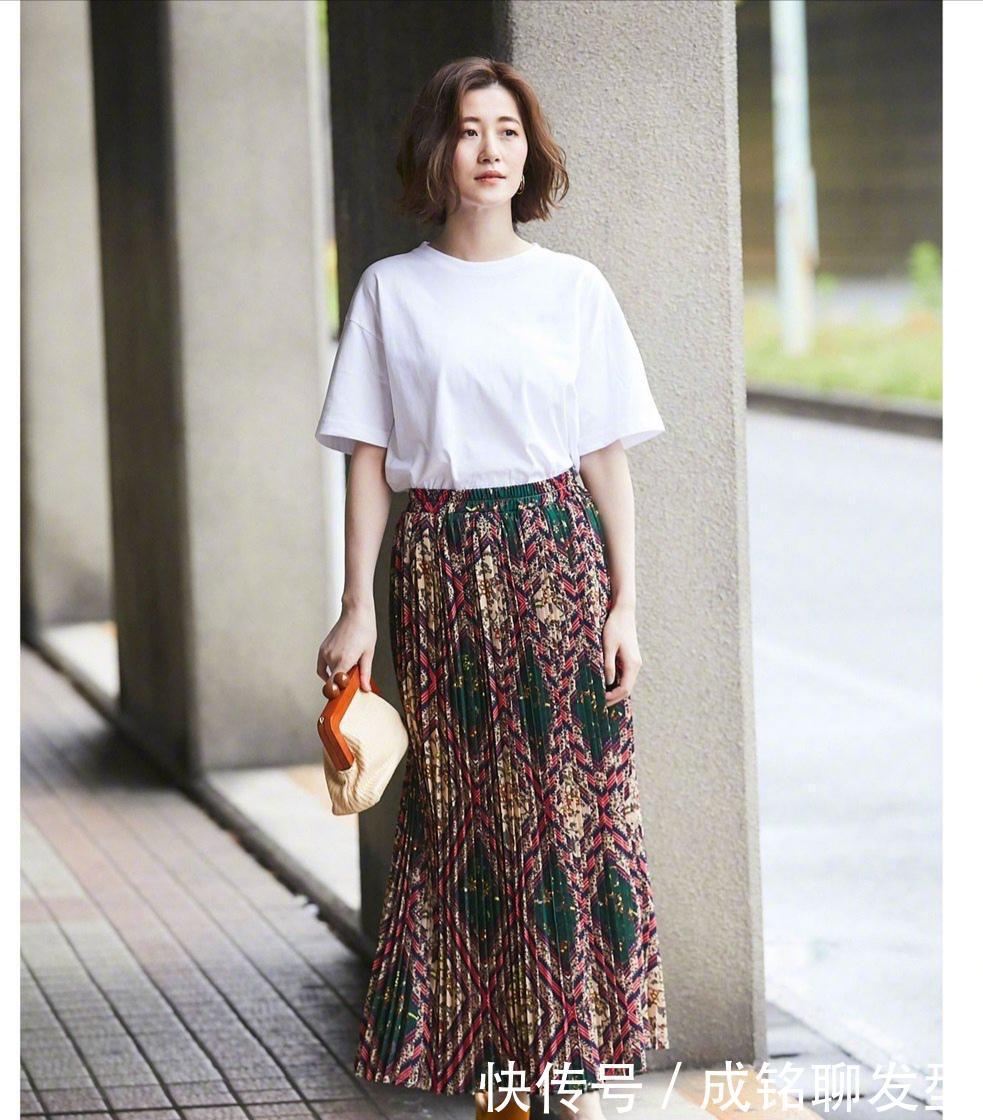 单品|时髦精是这样穿“白T恤”的,显白衬肤又能提升气质,简单又减龄