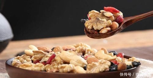 骨钙化|50岁后，养生要养骨，4种食物加入早餐，预防骨质疏松