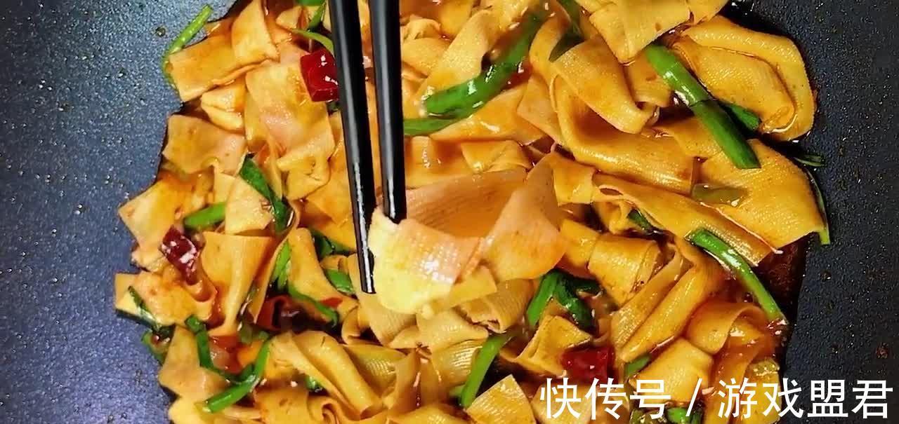 韭菜烧豆腐皮，微辣咸香软嫩适口，素菜吃着比肉还香