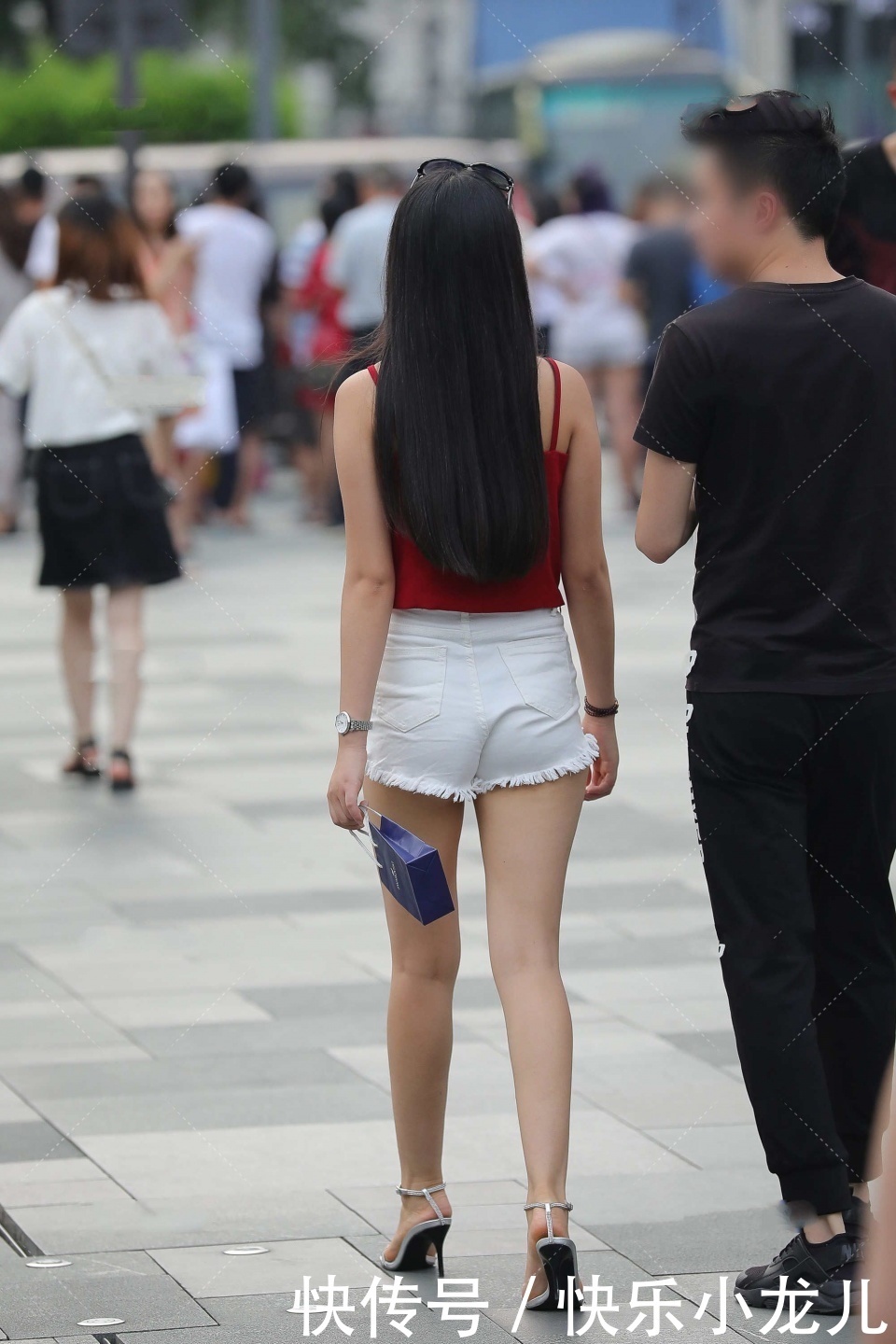 女人味|红色小上衣搭配短裤,颜色凸显女人味,穿搭十分的有情调