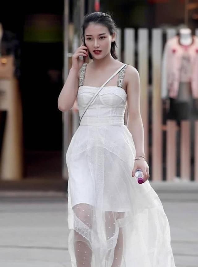 美感|街拍小姐姐一身简单的红裙装,透出一股清新的美感,很有少女范