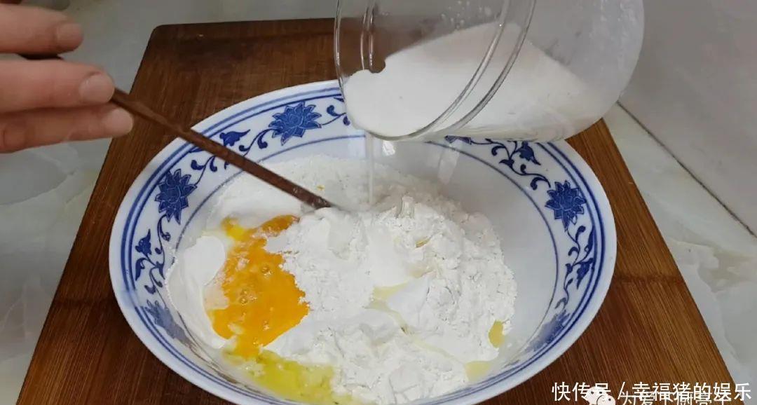 面粉别炸油条了，锅里炸一炸，做出特色小零食，比薯片麻花还好吃