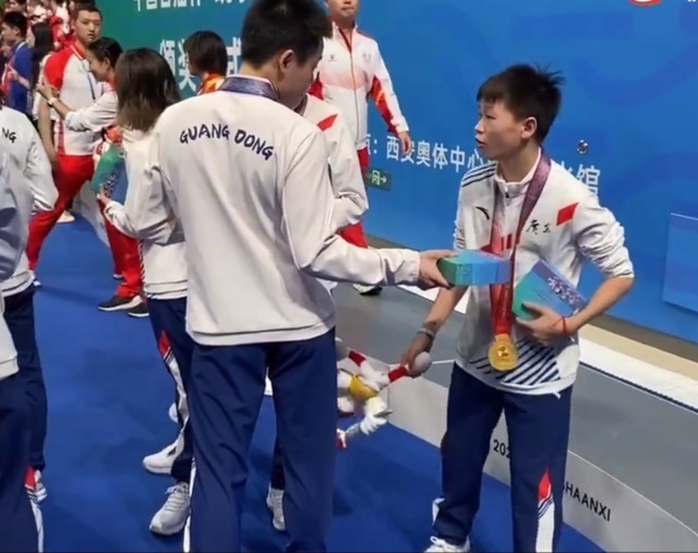 全运会|全红婵耍起小性子!骑着师姐脖子还“打人”?红姐被“教育”了