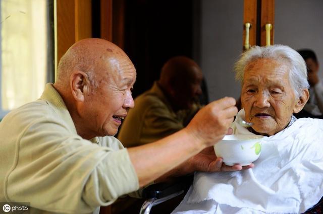 起床|长寿的人,早上起床爱做3件事,若占一个,恭喜可能长命百岁!