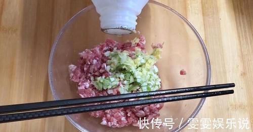 搅拌均匀|最近很火的鸡蛋汉堡,外面卖5块钱,教你在家做,成本不到2块钱