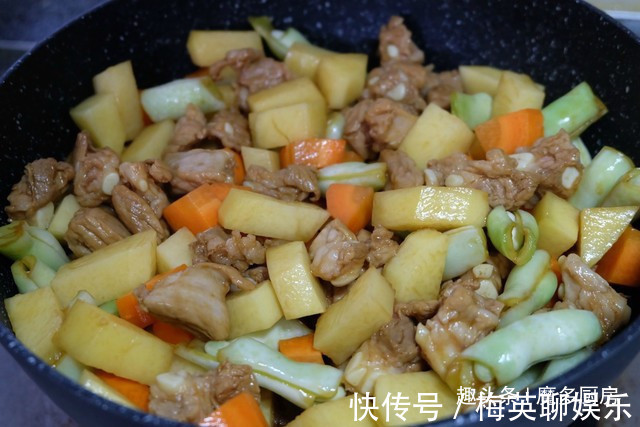 电饭锅只蒸白米饭太浪费,4种食材和大米同煮,有肉有菜香喷喷