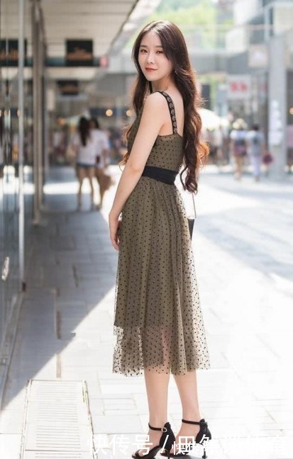 毛呢|路人街拍,蓝色的运动休闲装,很显青春活力的气息