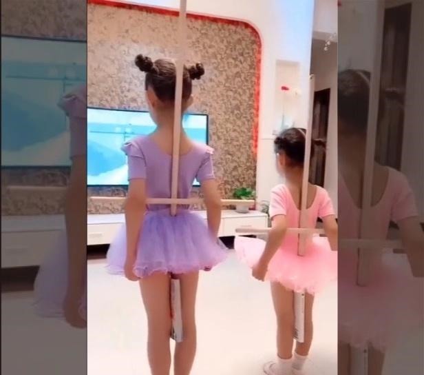 规矩|看电视可以，但是得按照妈妈的规矩来，网友：这种站姿看得人腰疼