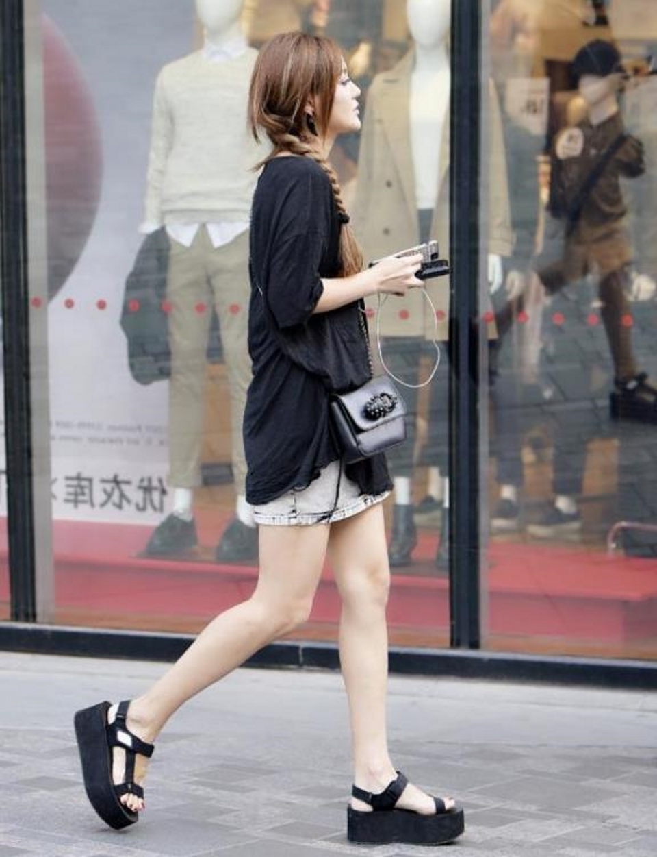 路人街拍,美女选择了一款拼色设计的吊带长裙,彰显了她的魅力