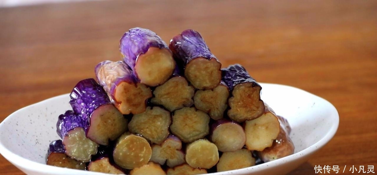 茄子别再炒着吃了,教你一种新做法,比大鱼大肉香,做三根不够吃