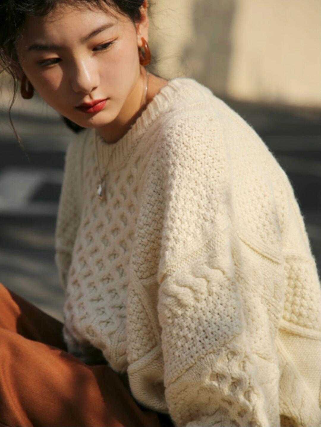 毛衣|冬季套头毛衣这样搭,配大衣更显精神