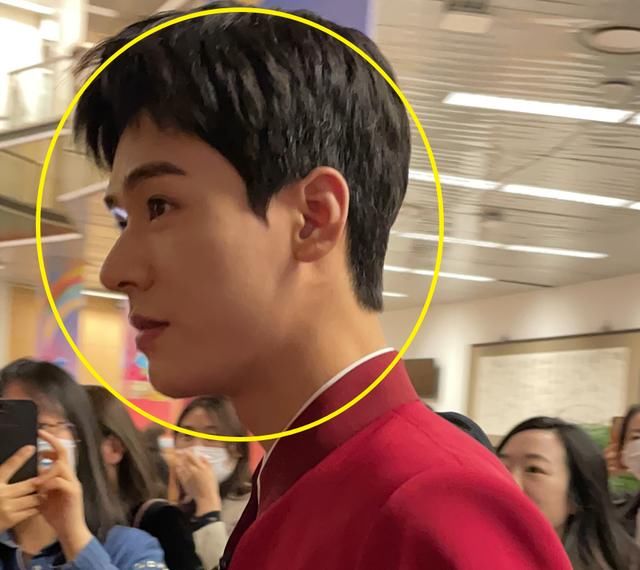 龚俊彩排遭围堵，穿大红西装太亮眼，无精修下颜值让人看呆