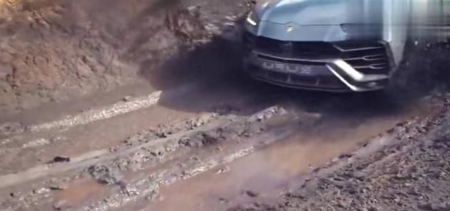 300万兰博基尼suv过水坑 跑烂路 车主 这车没那么娇气 乐惠车 300万兰博基尼suv过水坑 跑烂路 车主 这车没那么娇气 乐惠车