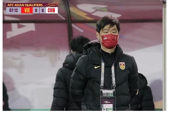 黄牌|国足10大数据完胜越南却0-2！狂丢66次球权+3张黄牌，李霄鹏愣住