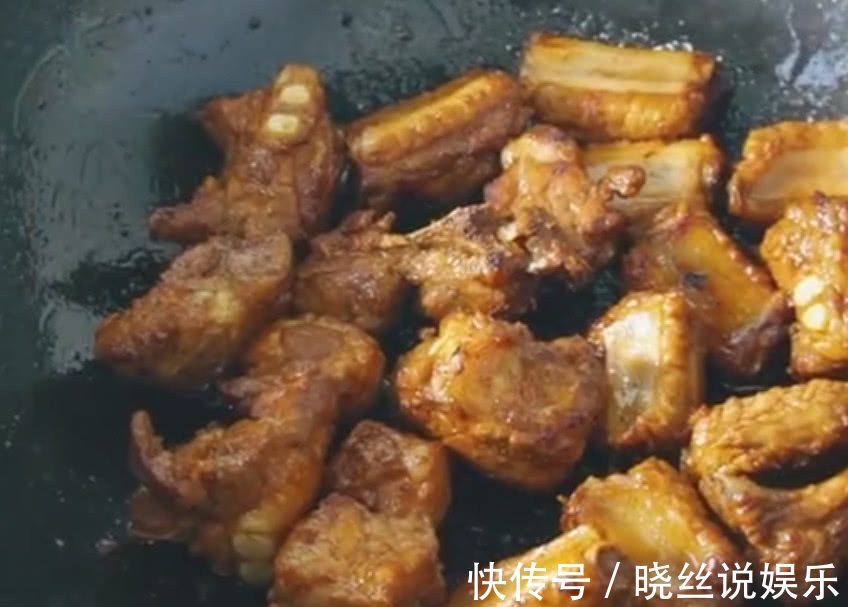 葱段|排骨不要炖土豆了,媳妇给里面倒了一碗面粉,老公不够吃了