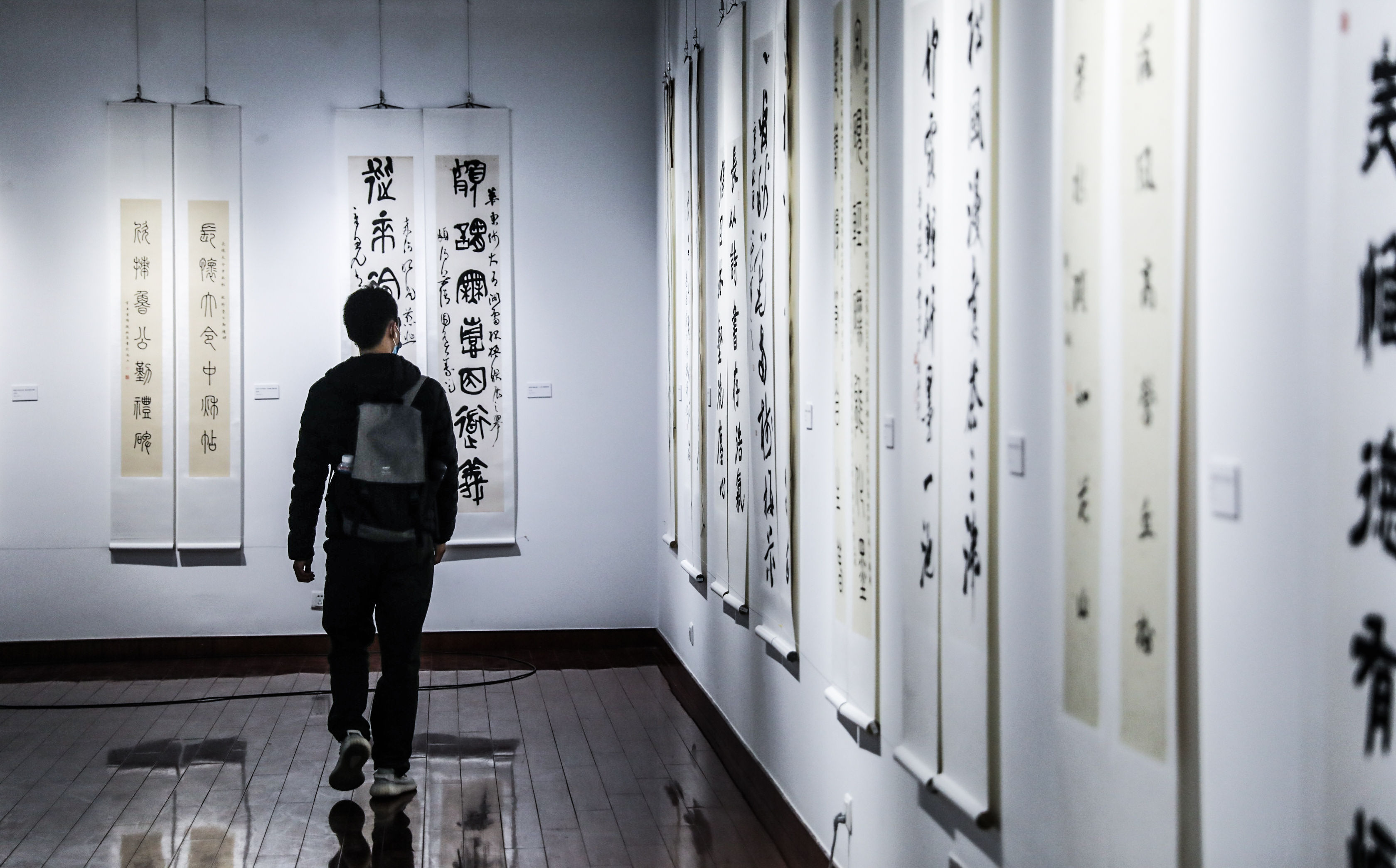 高校@视频|上海市高校“渊雷杯”师生楹联书法作品展举行:把吉祥带回家,将传统留下