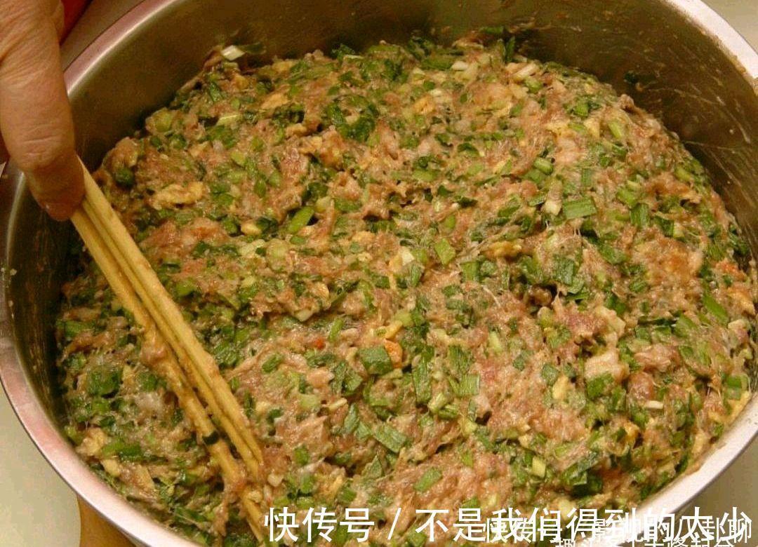 韭菜鸡蛋馅|韭菜馅饺子,先放油还是先放盐?很多人第1步就错了,难怪不好包