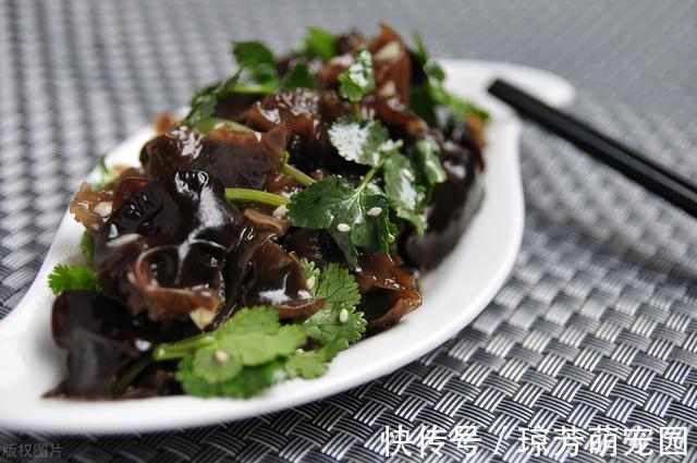 泡发木耳最忌直接用水泡，教你正确方法，木耳又大又软还干净