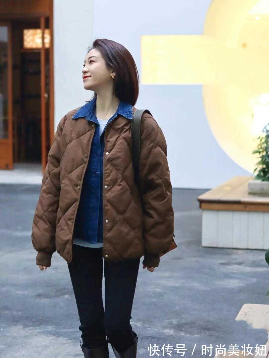 打底衫|“羽绒服”还是只会配打底衫吗?学她的叠穿搭配,洋气又保暖