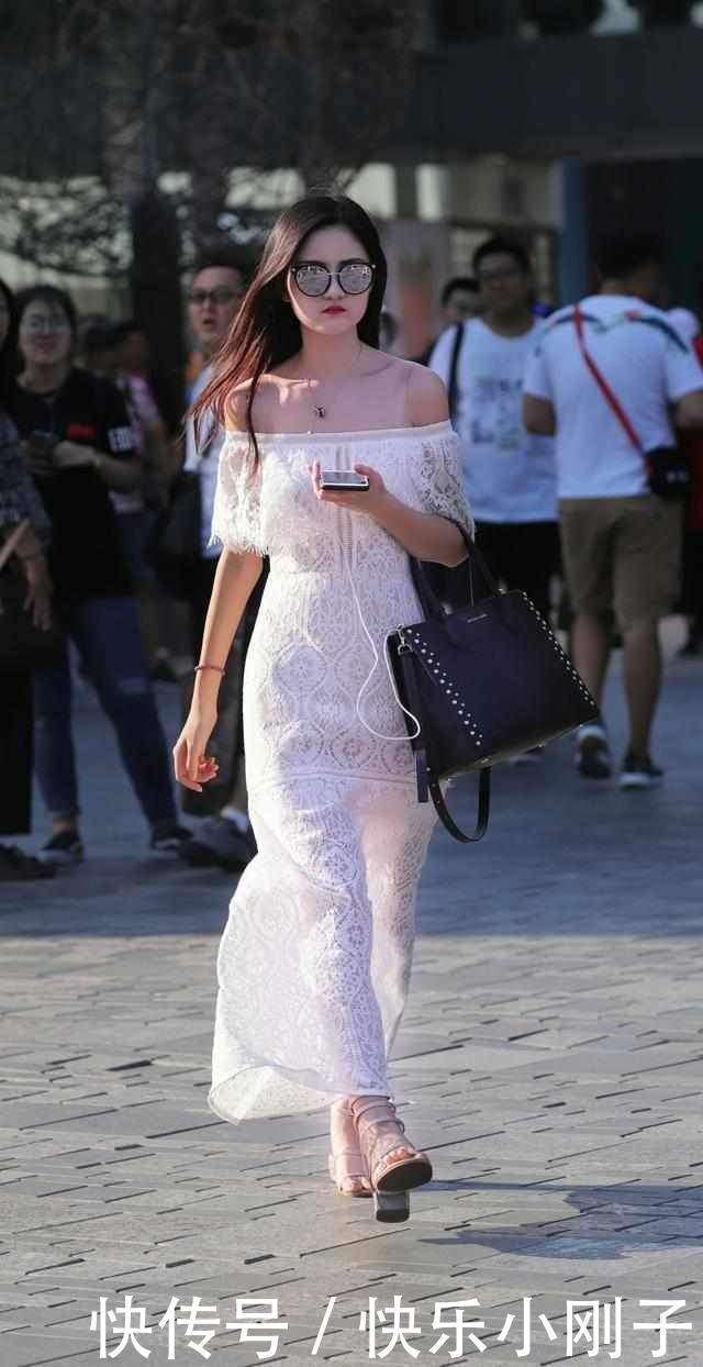 白色V领连衣短裙+红色高跟鞋,女神范儿十足