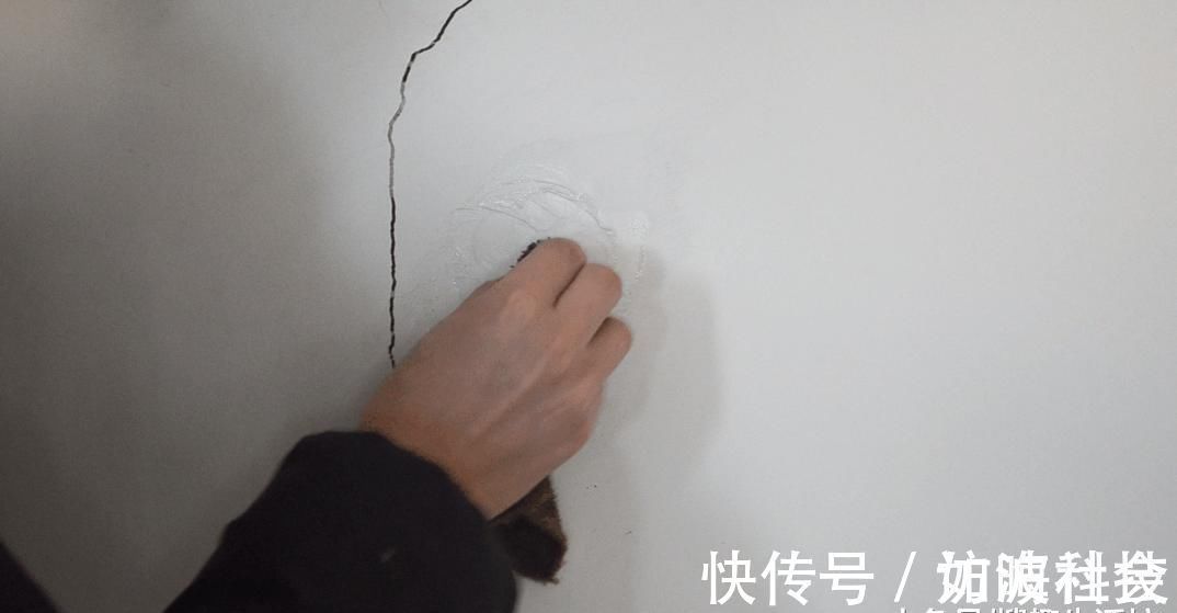 修补|家里白墙不仅脏还有裂缝怎么办 用它涂一涂, 墙壁立马焕然一新