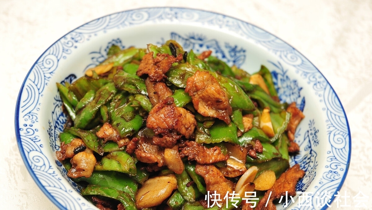 做辣椒炒肉，先炒辣椒还是先炒肉？记住2个技巧，肉片滑嫩辣椒香