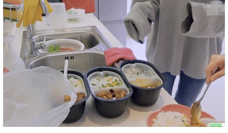 做法|宋妍霏用自热饭摆盘糊弄杨迪，却被他抓包好尴尬，杨迪做法太暖了