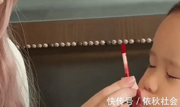 化妆品|“最臭美宝宝”撅着嘴隔空涂口红,网友乐了:这怕是涂了个寂寞?