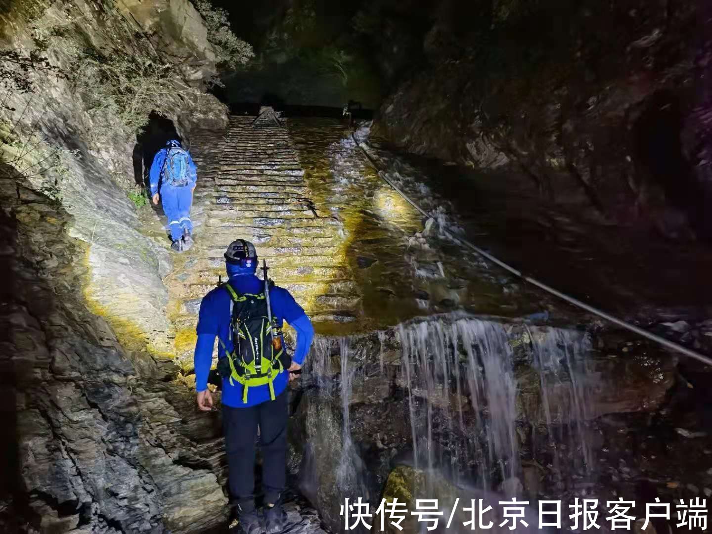 悬崖|不看天气预报冒雨爬山，9人被困房山“十八崖”