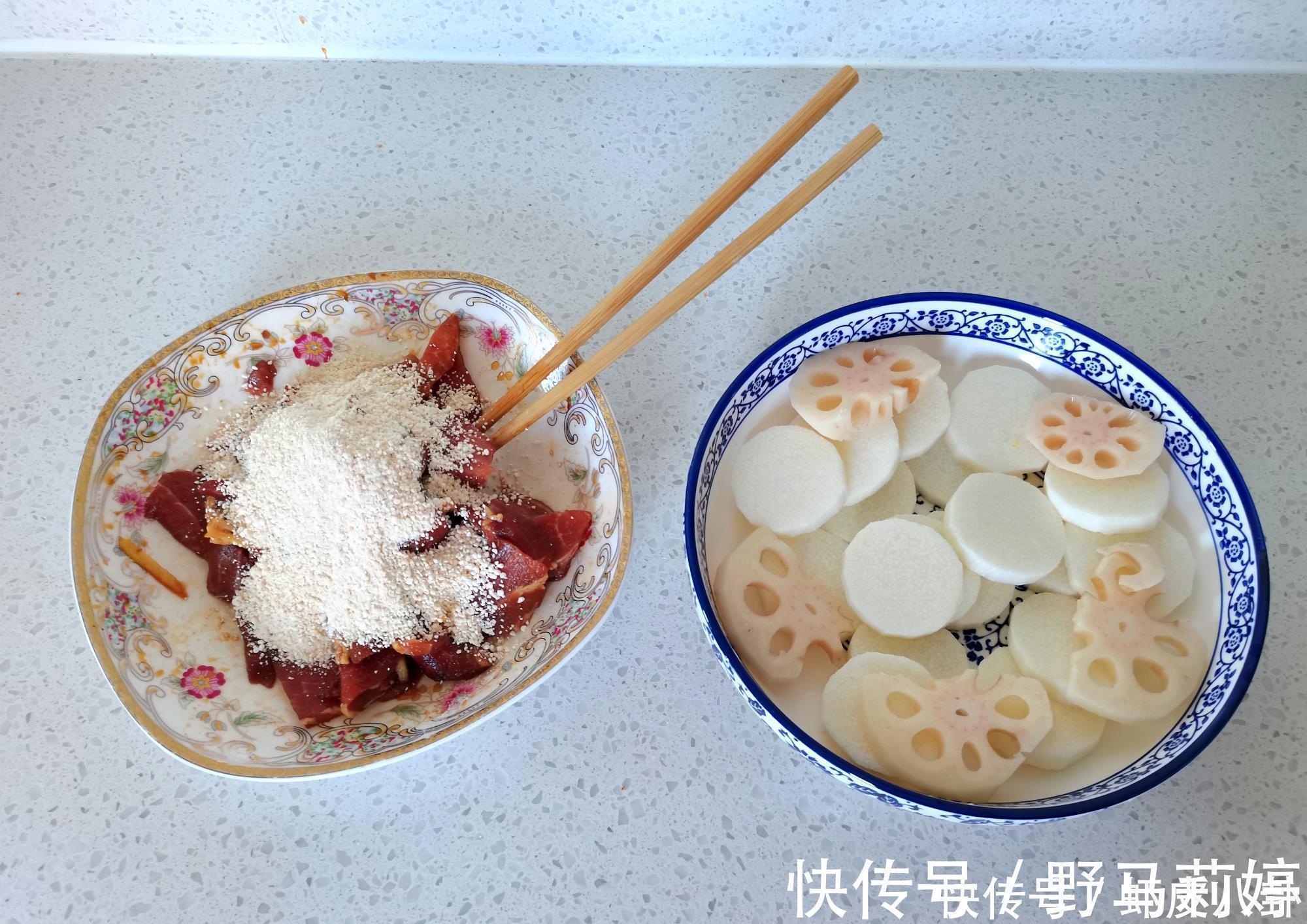 一家三口人的午餐，粉蒸肉、拌白菜，网友：这是什么搭配