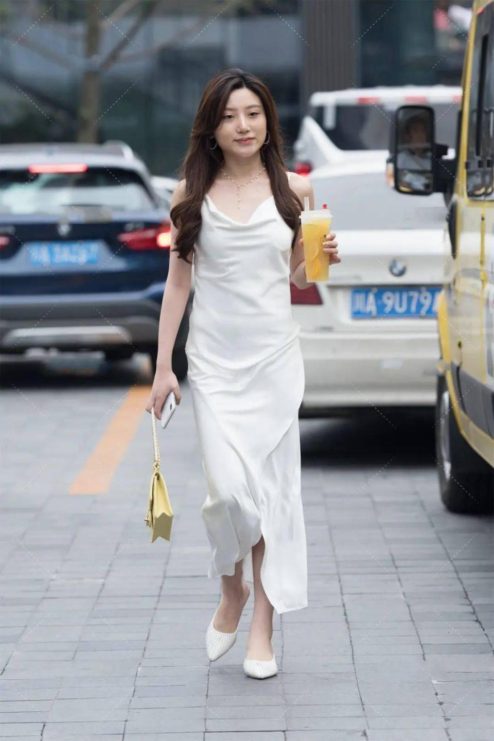 飘逸|美女街拍:白色吊带连衣裙搭配,青春减龄飘逸自然,这气质是真实存在的吗