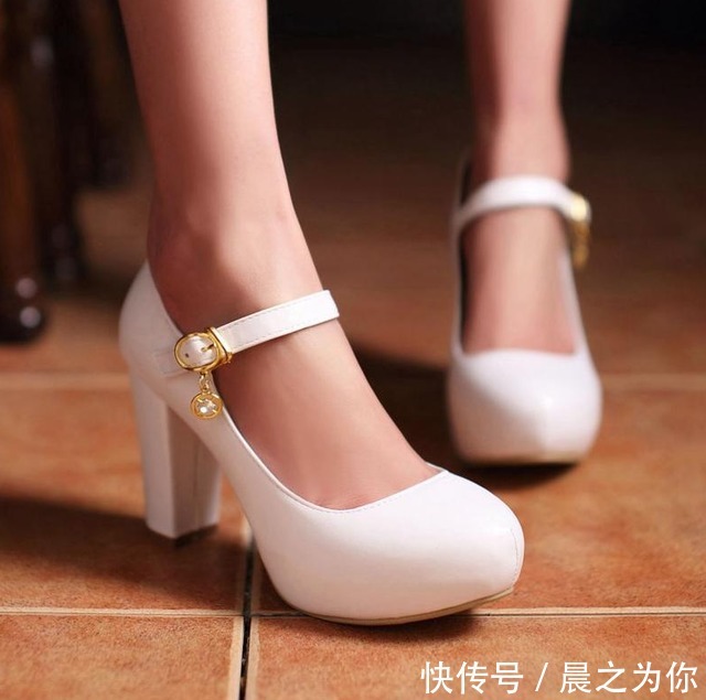 黑丝带 时尚水钻圆头高跟鞋,彰显女性气质,还能修饰小蛮腰