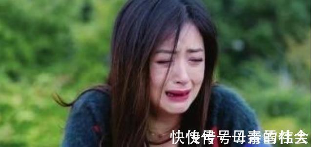 重男轻女|“啃女”在二胎家庭中蔓延,比重男轻女更扎心,父母却视而不见