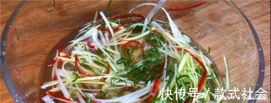 多汁|清蒸鱼千万不要放盐和料酒，大厨教你一招，鲜嫩多汁，不柴又不腥