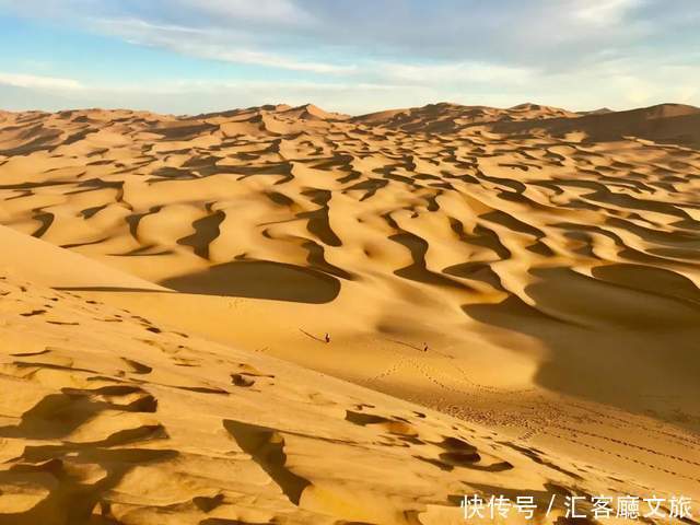 老年|在新疆伊犁杏花香雪里，等待杏花微雨中遇见你，从此一眼千年