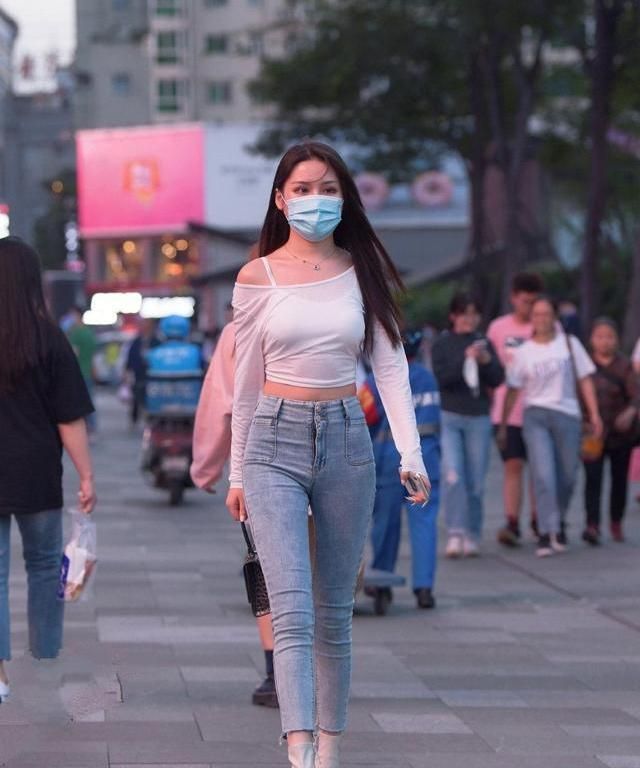 衣服|时尚的牛仔裤在她们身上绽放了无限美感