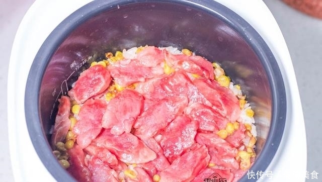 饭菜一锅出,简单又方便,香喷喷的,孩子连吃两大碗!